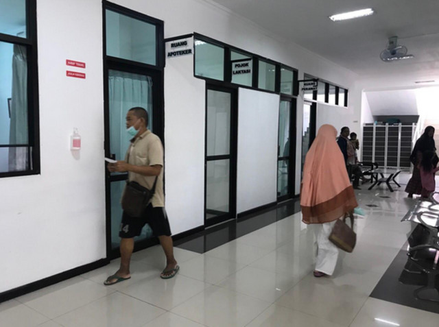 Sejumlah pasien datang ke klinik kesehatan Al Syifa untuk berobat. | Photo by Karja/Titiantoro