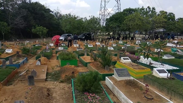 SUASANA para peziarah di Taman Pemakaman Umum (TPU) Jalan Beringin, Air Hitam, Pekanbaru, Senin, 20 April 2020. 