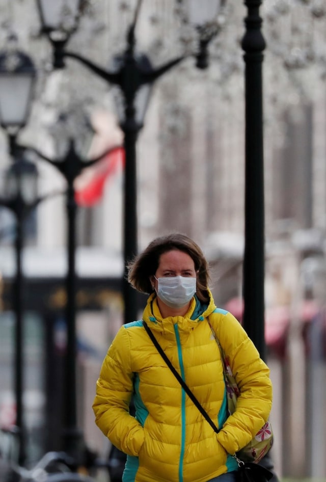 Warga di Moskow, Rusia, saat wabah virus corona mendera. Foto: Reuters/Shamil Zhumatov