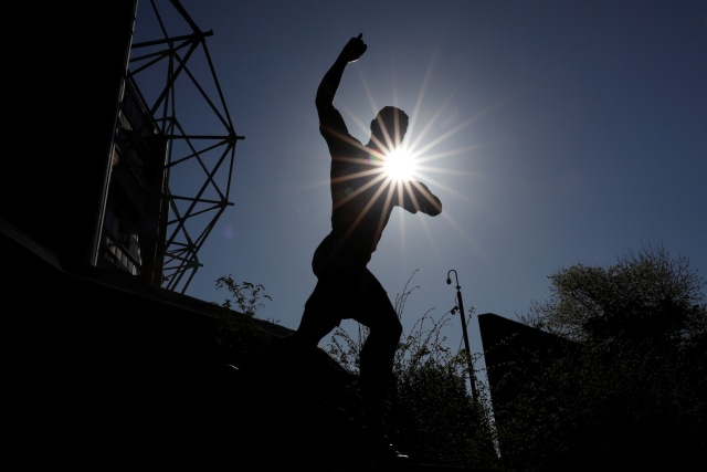 Siluet patung Alan Shearer di markas Newcastle United. Foto: Reuters/Lee Smith