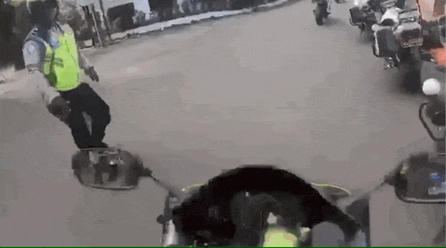 Polisi menindak tegas terhadap pengendara moge yang sedang konvoi di jalan jalan Pattimura arah Trunojoyo, Jakarta Selatan. Foto: istimewa