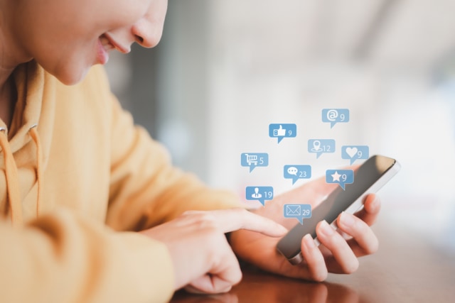 Ilustrasi Perempuan Bermain Media Sosial Foto: Dok. Shutterstock