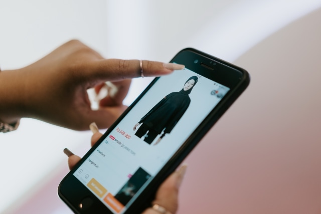 Ilustrasi berbelanja online di aplikasi Lazada Foto: Dok. Lazada