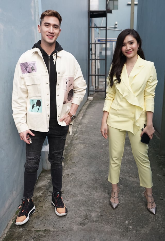 Verrel Bramasta (kiri) bersama Febby Rastanty (kanan) saat hadir di kawasan Tendean, Jakarta, Senin, (20/4/2020).  Foto: Ronny