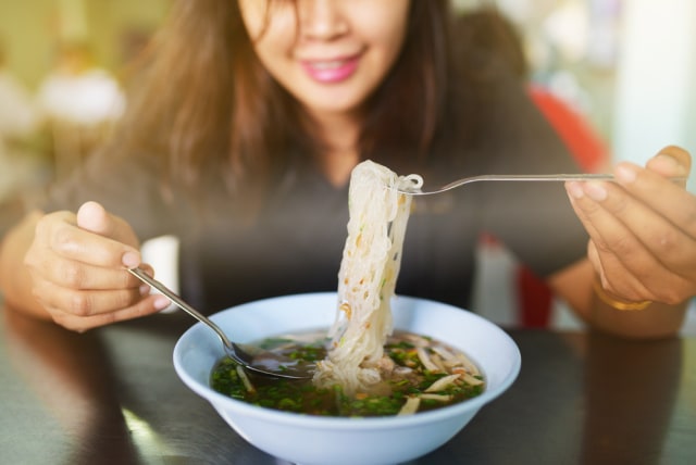 Ilustrasi wanita memakan mi. Foto: Shutterstock