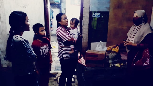 Dinas Sosial Kota Serang beri bantuan sembako kepada keluarga Yuli. Foto: Dok. Dinas Sosial Serang