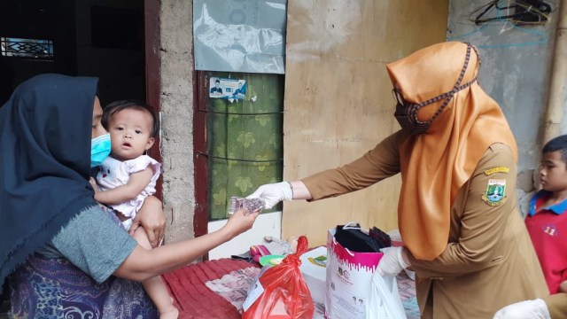 Bantuan untuk keluarga Yuli. Foto: Dok.  Dinas Pemberdayaan Perempuan Perlindungan Anak