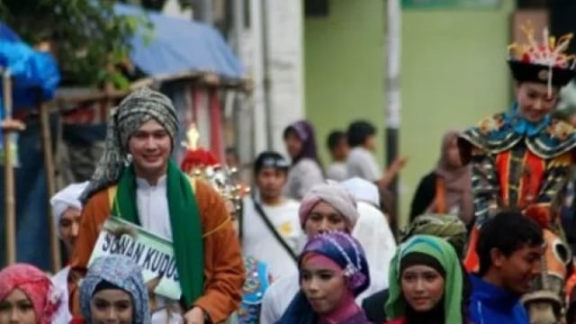 Sejumlah peserta mengikuti Kirab Dandangan di Kudus, Jawa Tengah. Foto: ANTARA FOTO/Andreas Fitri Atmoko