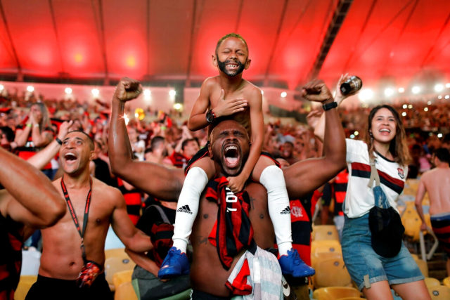 Penggemar tim sepak bola Flamengo Brasil bersorak ketika Gabriel Barbosa mencetak gol di Stadion Maracana di Rio de Janeiro, Brasil, Sabtu (13/11/2019). Foto: Silvia Izquierdo, The Associated Press, World Press Photo via AP