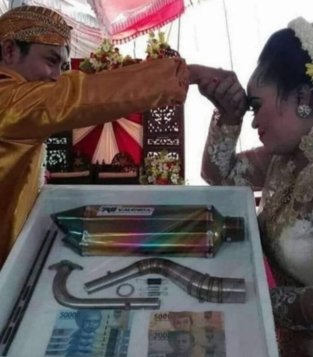 Mas kawin knalpot yang diberikan seorang pria. Foto. Instagram/ @anakmotorhits