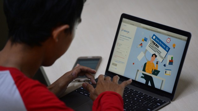 Warga mencari informasi tentang pendaftaran program Kartu Prakerja gelombang kedua di Jakarta. Foto: ANTARA FOTO/Aditya Pradana Putra