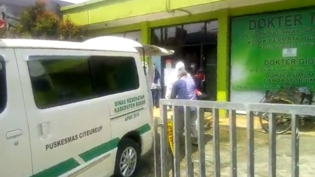 Salah seorang pria yang berboncengan di atas motor tiba-tiba meninggal di jalan di Depan Masjid Ashoheh, Kecamatan Citeureup, Kabupaten Bogor. Foto: Dok. Istimewa