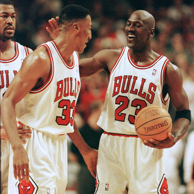 Michael Jordan dan Scottie Pippen saat bermain di Chicago Bulls. Foto: JEFF HAYNES / AFP