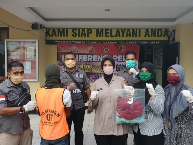 Pelaku (baju tahanan) di Kantor Polsek Ulee Kareng. Dok. Polsek Ulee Kareng  