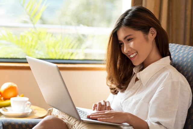 Ilustrasi perempuan sedang menulis. foto: Shutter Stock