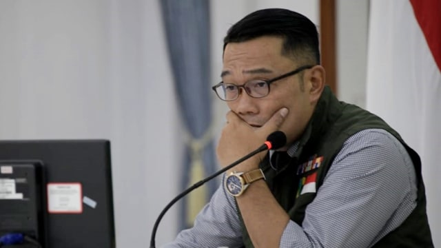 Gubernur Jawa Barat Ridwan Kamil saat meninjau penanganan COVID-19 di kantornya, Selasa (21/4). Foto: Dok. Humas Pemprov Jabar