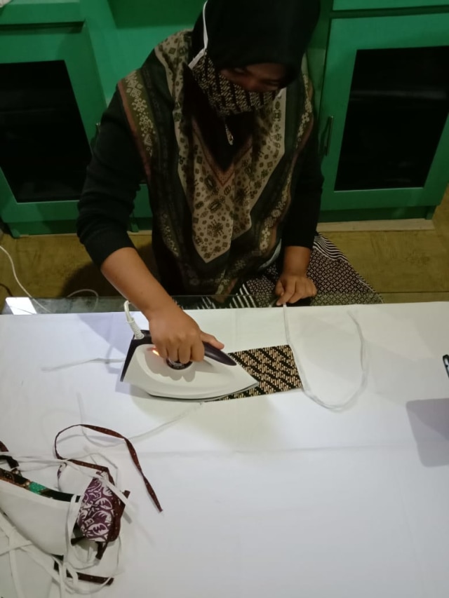 Solecha, (33 tahun) seorang pengrajin “Batik Tulis Solecha” asal Desa Gamel, Kecamatan Plered, Kabupaten Cirebon, Jawa Barat kini banting setir menjadi penjahit masker dadakan sejak satu bulan terakhir akibat usahanya mengalami kelesuan imbas dari pandemi COVID-19. (Taufik)