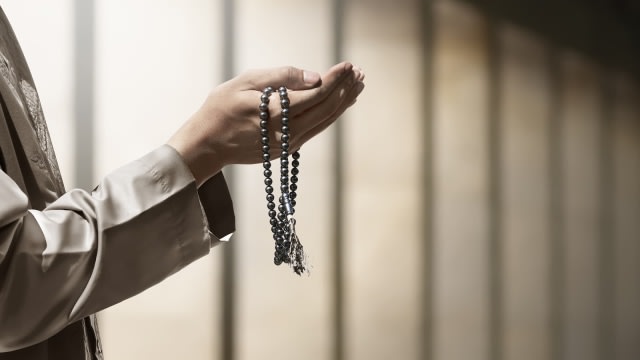 Ilustrasi berdoa setelah melaksanakan salat hajat. Foto: Shutterstock
