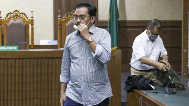 Terdakwa Gubernur Kepulauan Riau nonaktif Nurdin Basirun (tengah) meninggalkan ruang usai menjalani sidang tuntutan di Pengadilan Tipikor, Jakarta. Foto:  ANTARA FOTO/Restu Bumi