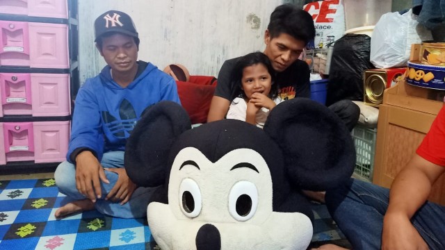 Sosok di balik badut Mickey Mouse di Bandung. Foto: Dok. Egi