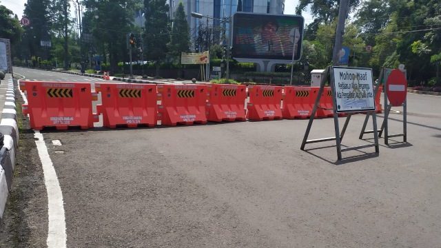Jalan Ir H. Djuanda alias Dago yang sepi saat PSBB di Kota Bandung.  Foto: Rachmadi Rasyad/kumparan