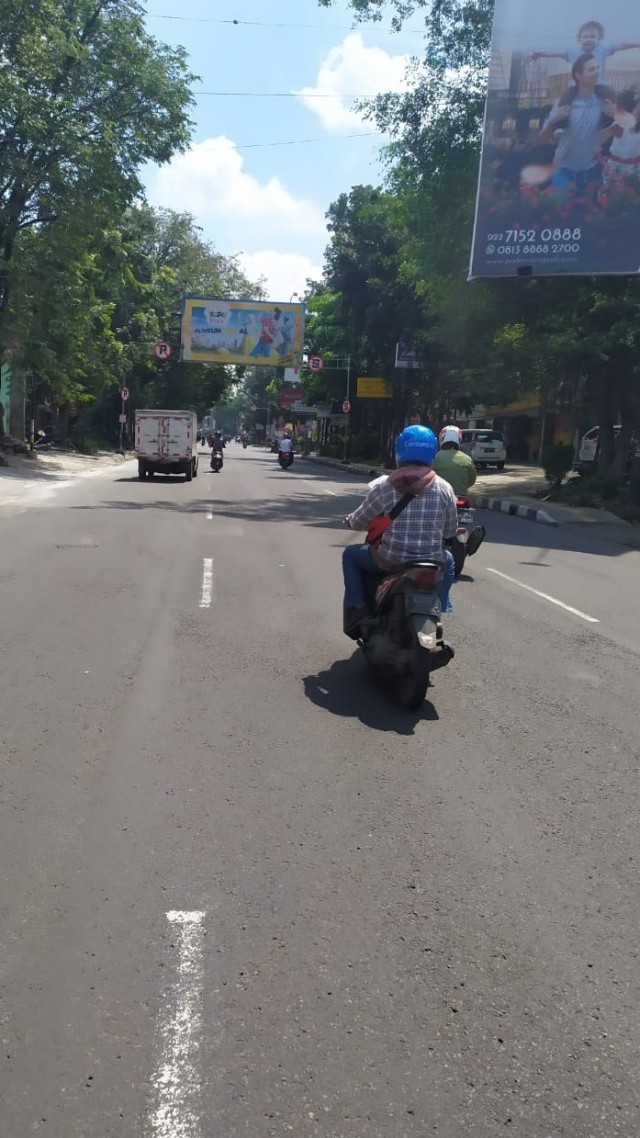 Jalan Gatot Soebroto Bandung terlihat sepi saat PSBB hari pertama. Foto: Rachmadi Rasyad/kumparan