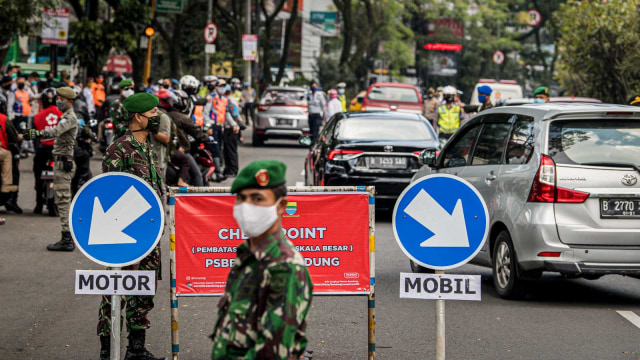 Petugas gabungan mengatur lalu lintas kendaraan dari luar kota saat penerapan Pembatasan Sosial Berskala Besar (PSBB) di Pasteur, Bandung, Jawa Barat, Foto: Antara/Agung Rajasa