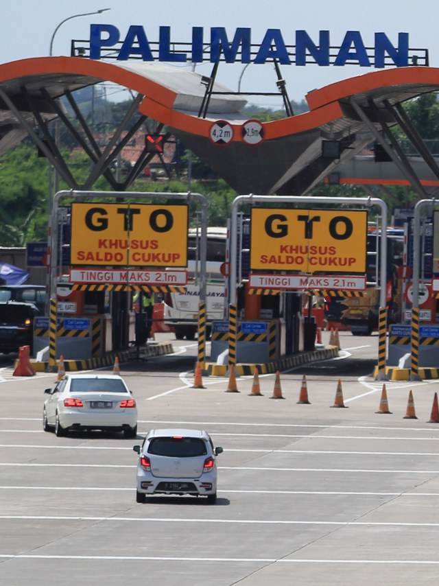 Kendaraan melintas di Tol Cipali, Palimanan, Cirebon, Jawa Barat. Foto: ANTARA FOTO/Dedhez Anggaraa