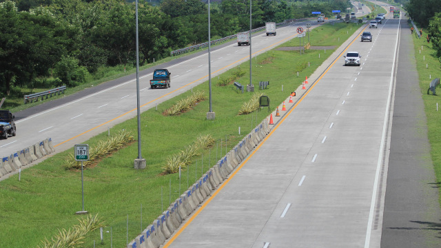 Kendaraan melintas di Tol Cipali, Palimanan, Cirebon, Jawa Barat, Rabu (22/4). Foto: ANTARA FOTO/Dedhez Anggaraa