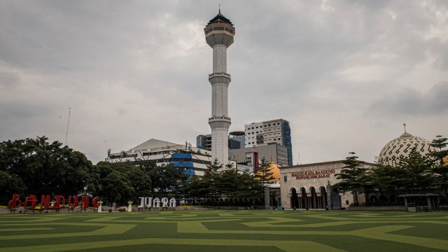 Suasana alun-alun dan Masjid Raya Kota Bandung di Jawa Barat, Sabtu (18/4/2020). Foto: Antara/Agung Rajasa