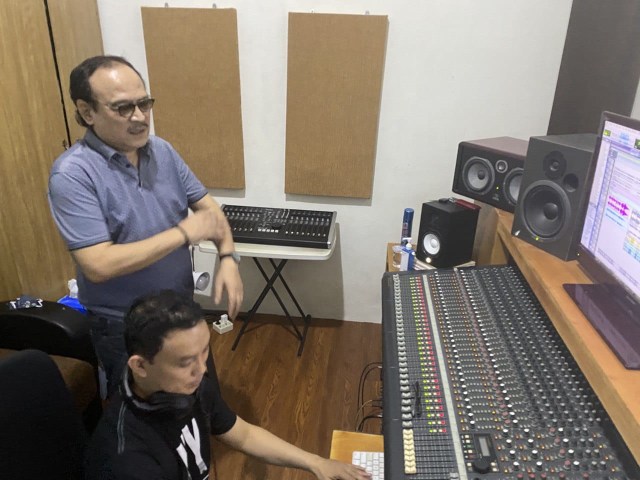 Erros Djarot dalam proses pembuatan lagu Ulurkan Tangan. Foto: Dok. Istimewa