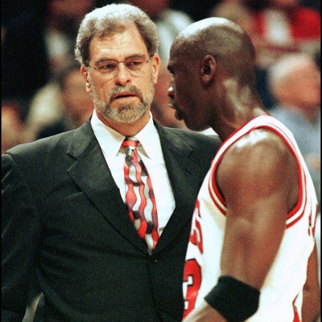 Michael Jordan dan Phil Jackson saat bersama di Chicago Bulls. Foto: VINCENT LAFORET/AFP