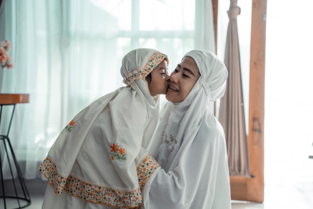 Ilustrasi mengajak anak shalat Foto: Shutterstock