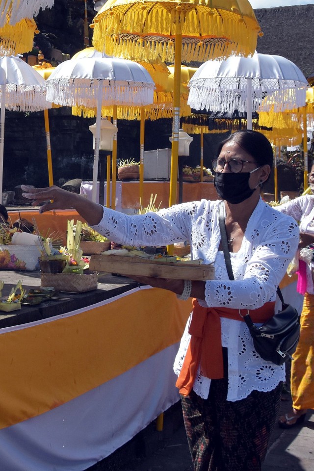 Umat Hindu melakukan persembahyangan dalam upacara Peneduh Gumi yang dipusatkan di Pura Besakih, Karangasem, Bali, Rabu (22/4). Foto:  ANTARA FOTO/Nyoman Hendra Wibowo
