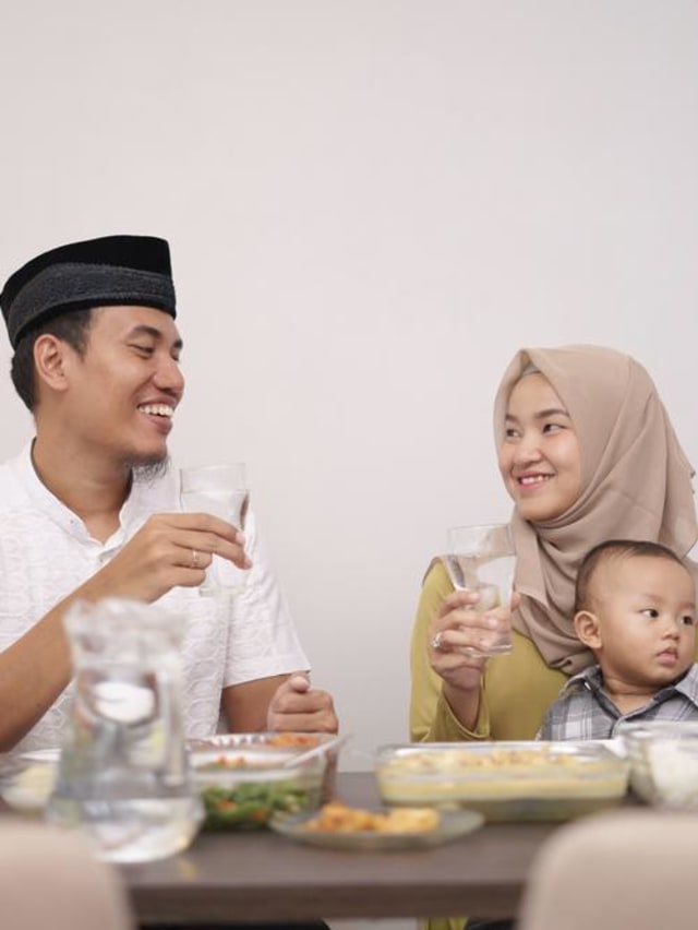Ilustrasi buka puasa bersama anak dan keluarga. Foto: Shutter Stock