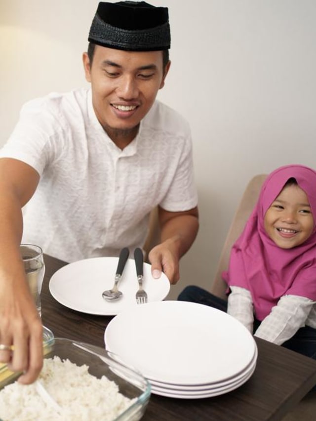 Ilustrasi buka puasa bersama anak dan keluarga. Foto: Shutter Stock