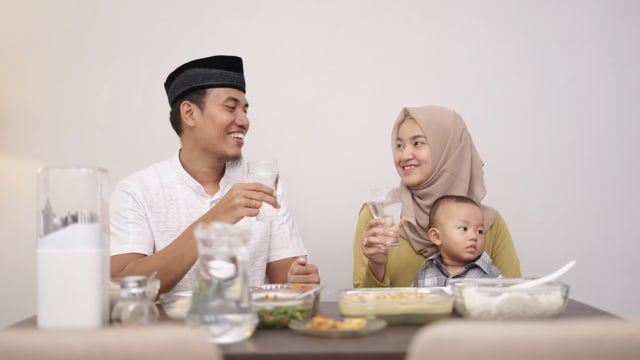 Ilustrasi buka puasa bersama anak dan keluarga. Foto: Shutter Stock