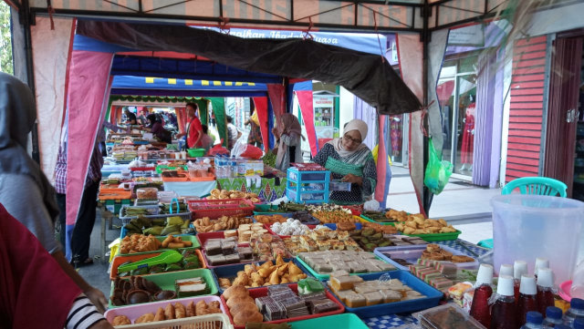 Jejeran lapak takjil di kampung Falajawa, di Jalan Pahlawan Revolusi, Ternate, Maluku Utara. Pada Ramadhan Tahun lalu. Foto: Rizal Syam/cermat