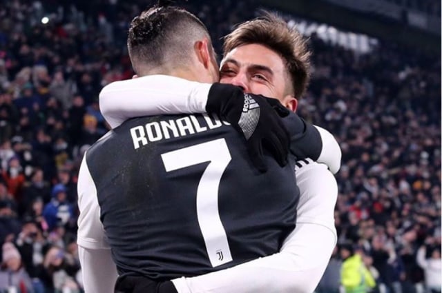 Dybala berpelukan dengan Ronaldo. Foto: Sosial media Dybala