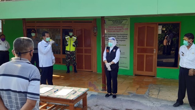 Bupati Bojonegoro, Dr Hj Anna Mu'awanah, saat hadiri penutupan Eks Lokalisasi Kalisari, yang berada di Dusun Kalisari Desa Banjarsari Kecamatan Trucuk Kabupaten Bojonegoro. Rabu (22/04/2020) 