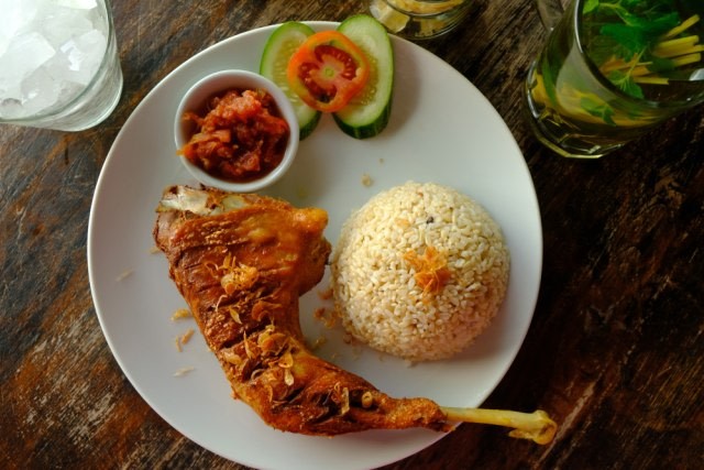 Ilustrasi sajian ayam goreng. Foto: shutterstock