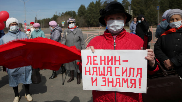 Pendukung Partai Komunis Rusia saat memperingati 150 tahun kelahiran Vladimir Lenin, Rabu (22/4). Foto: Reuters/Evgeny Kozyrev