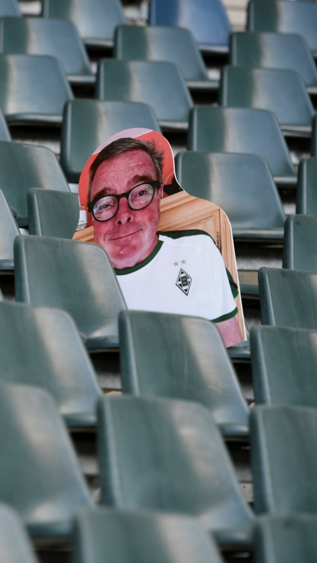 Potongan karton dengan potret pendukung Borussia Moenchegladbach terlihat di stadion sepak bola Borussia Park di Moenchengladbach, Jerman. Foto: INA FASSBENDER / AFP
