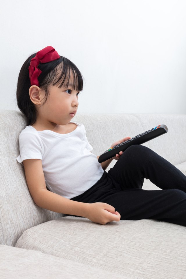ilustrasi anak nonton televisi. Foto: Shutterstock