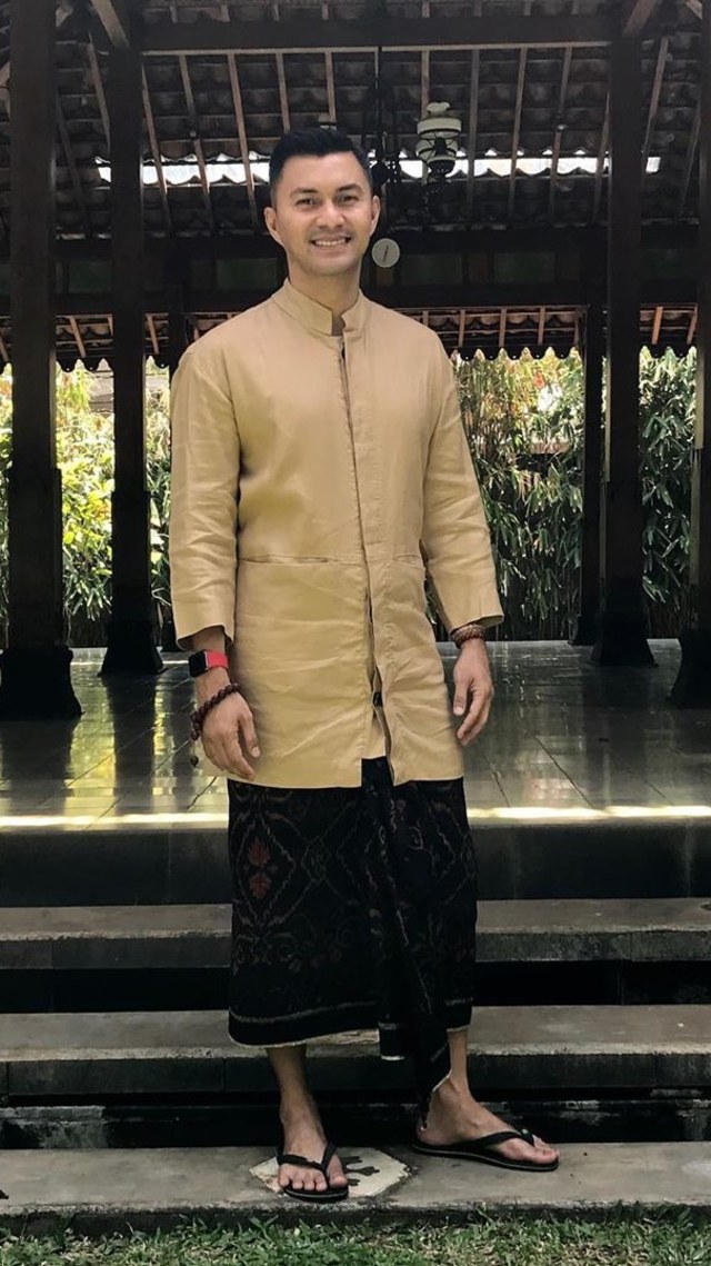 Aktor sekaligus instruktur Yoga, Anjasmara. Foto: Instagram @anjasmara.