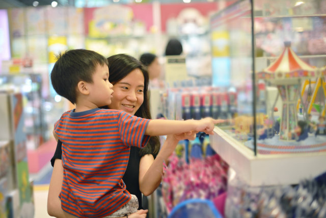 Ilustrasi anak yang minta dibelikan mainan. Foto: Shutterstock