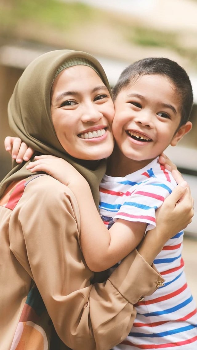 Alyssa Soebandono dan anak pertamanya, Rendra. Foto: Instagram @ichasoebandono