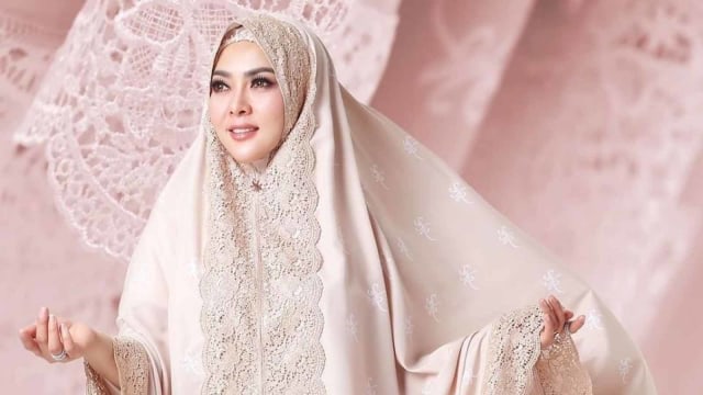 Mukena lapis emas Syahrini. Foto: Instagram @princessyahrini