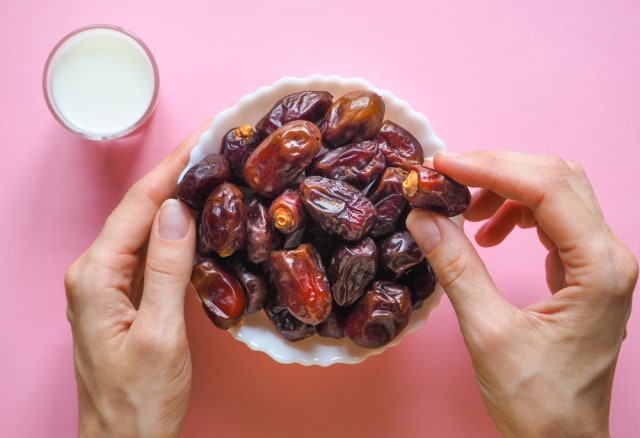 Manfaat mengkonsumsi kurma untuk kecantikan kulit dan rambut. Foto: Shutterstock