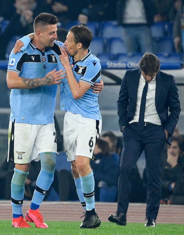 Lucas Leiva memberi selamat kepada Sergej Milinkovic-Savic yang sukses membobol gawang Inter. Foto: AFP/Filippo Monteforte